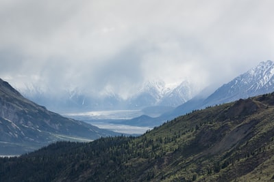 白雪覆盖的山脉在多云的天空下
